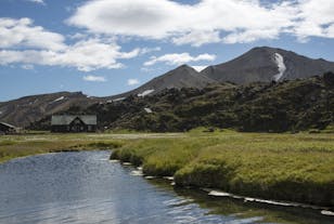 Landmannalaugar staat bekend als 'De baden van het volk' vanwege de geothermisch verwarmde baden die verspreid liggen over het landschap.