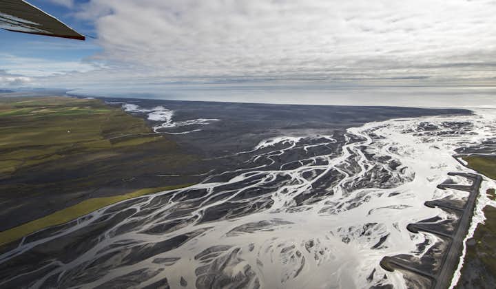 Vol au-dessus du désert Skeiðarársandur et d'un glacier