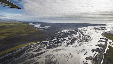 Vol au-dessus du désert Skeiðarársandur et d'un glacier