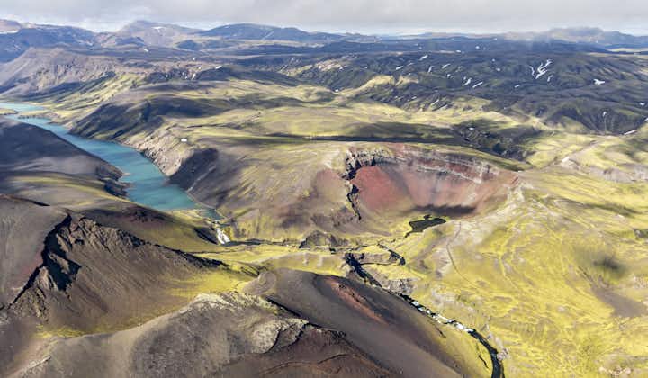 乘坐飞机在高地上空欣赏整个冰岛的广阔野生景观