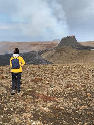 An erupting mini volcano in Reykjanes peninsula
