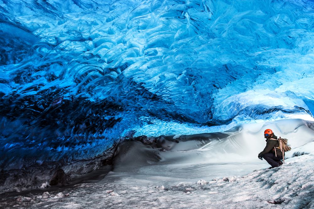 自然にできるヴァトナヨークトル氷河の氷の洞窟の鮮やかなな青色が珍しいです