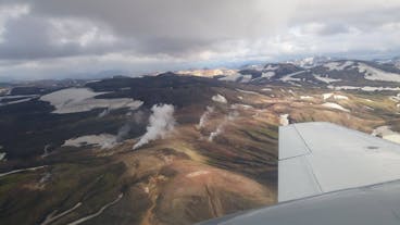 아이슬란드 고원지대에는 지열 지역과 유문암 산맥이 가득합니다.