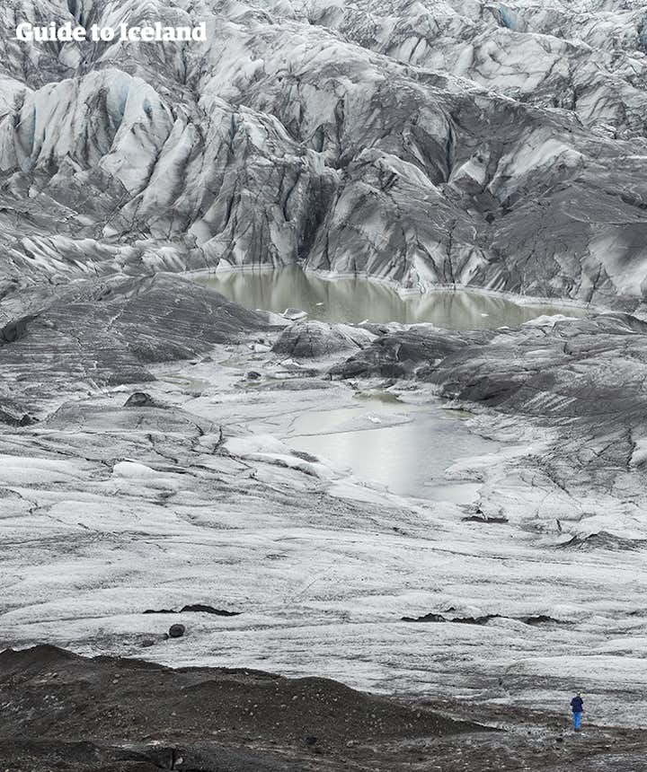 Suasana glacier hiking di Islandia Selatan