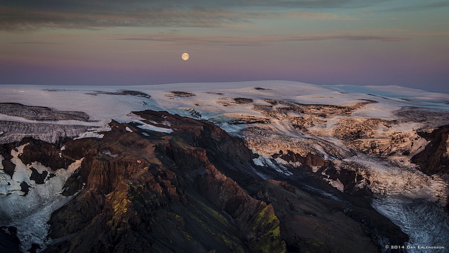 Supermoon over Icelandic glacier, by Ã–rn Erlendsson