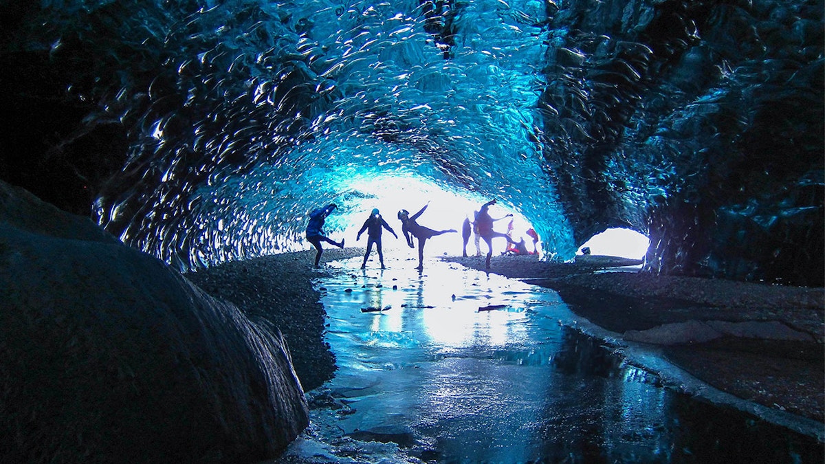 Cave adventures. Ice Caving toursjokulsarlon Glacier Lagoon. Посещение ледяной пещеры Исландии. Adventure голубой. The Crystal Cave.