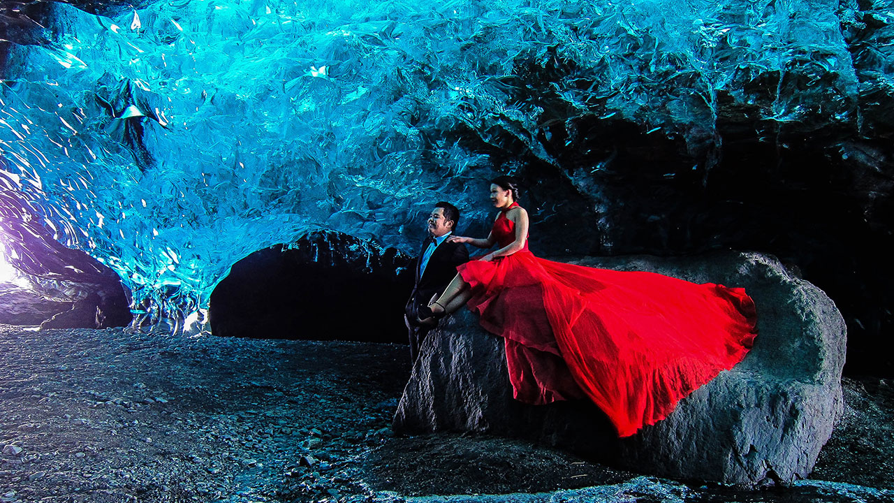 Die blauen Eishöhlen im Vatnajökull-Gletscher erfordern leider wärmere Kleidung, als dieses schick gekleidete Paar hier trägt.