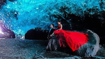 Die blauen Eishöhlen im Vatnajökull-Gletscher erfordern leider wärmere Kleidung, als dieses schick gekleidete Paar hier trägt.