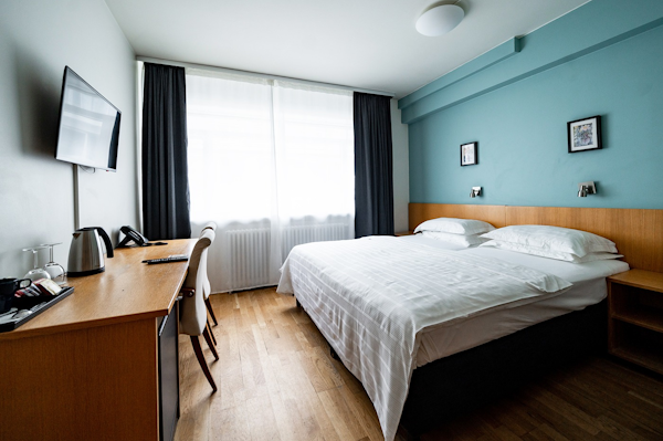 A hotel room at Center Hotels Klopp in downtown Reykjavik, with a double bed, desk, and chair.