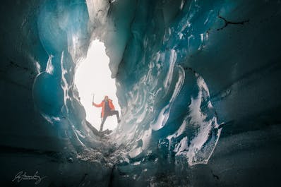 氷河にできたトンネル状の穴