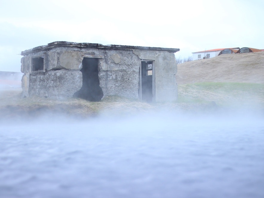 aller à une source chaude est un moyen commun pour prendre une douche lors d'un voyage camping en Islande