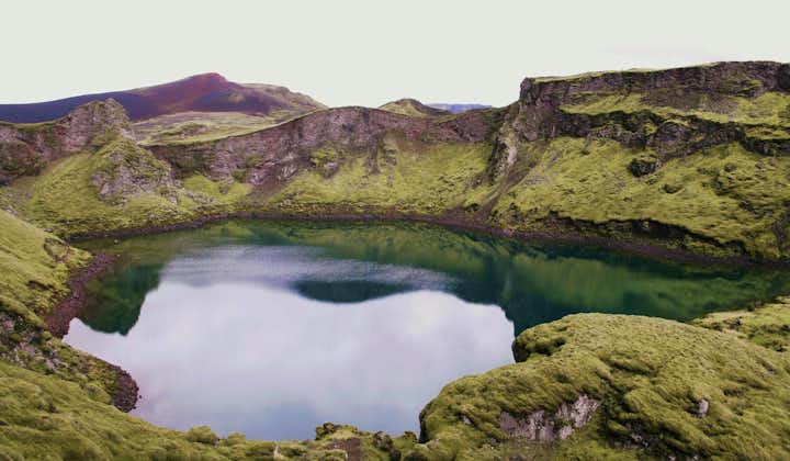 アイスランド地方にある湖、鮮やかな青の水が緑の苔に囲まれ、美しいコントラストを見せてくれる
