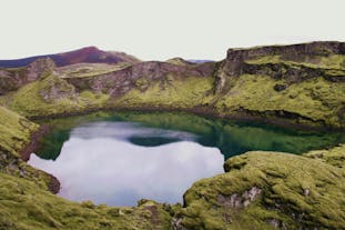 アイスランド地方にある湖、鮮やかな青の水が緑の苔に囲まれ、美しいコントラストを見せてくれる