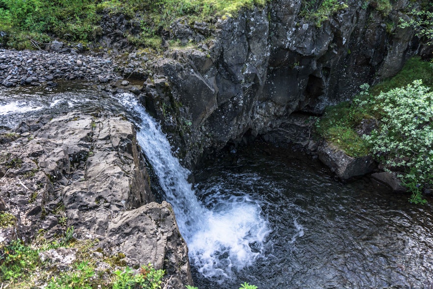 Cascada escondida en Hallormstadarskógur