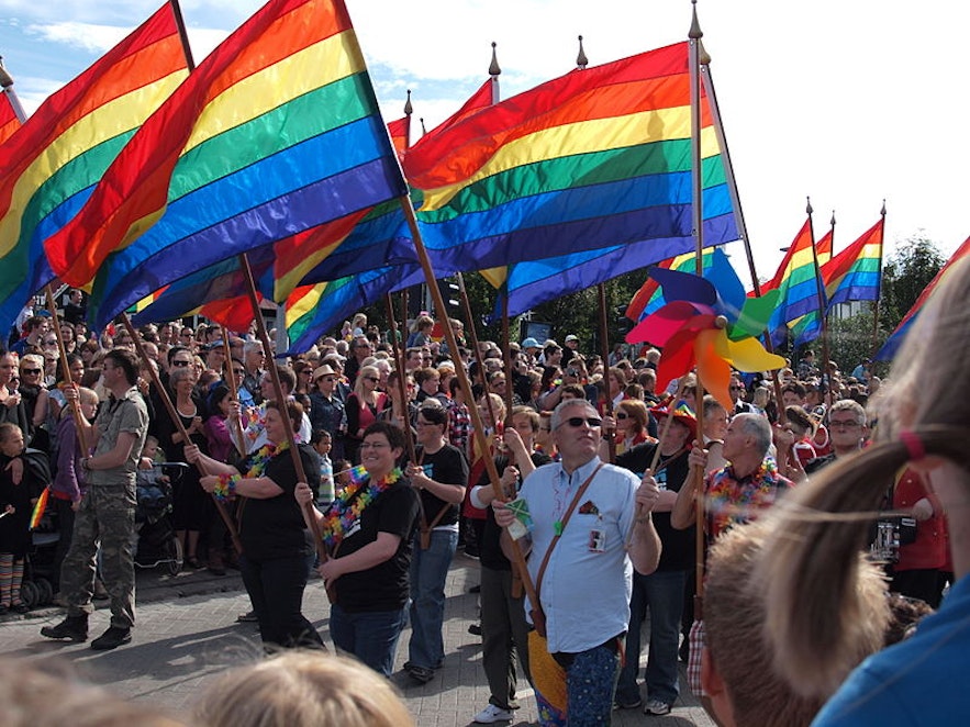 レイキャビクのダウンタウンを虹の色に染まる、プライド・パレード