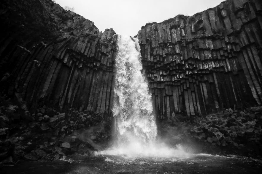 黑白的冰島斯瓦蒂瀑布攝影作品