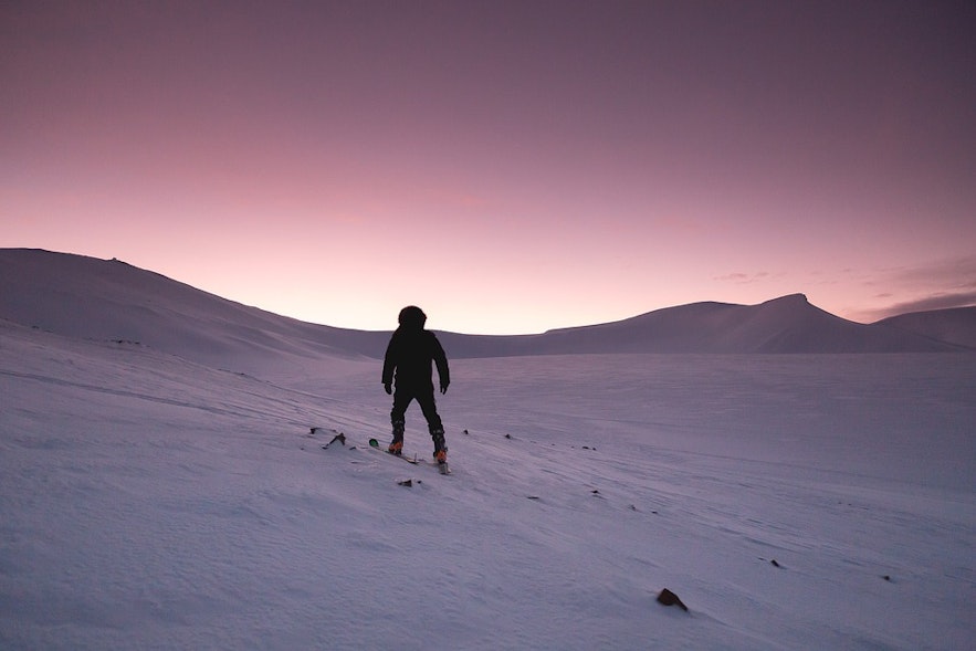 在冰岛冬季滑雪有机会看到北极光