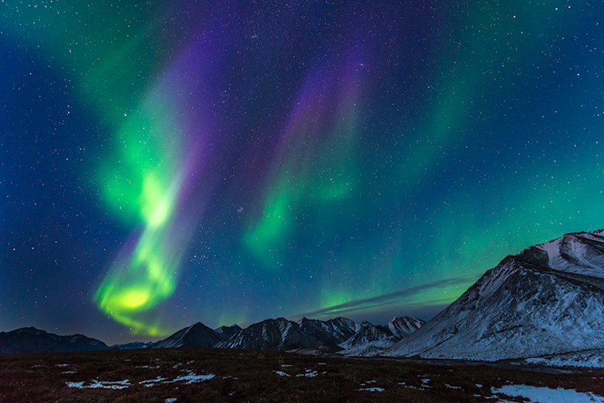 冬季到冰岛旅行、滑雪都有机会看到绚烂美丽的北极光在你的头顶飞舞