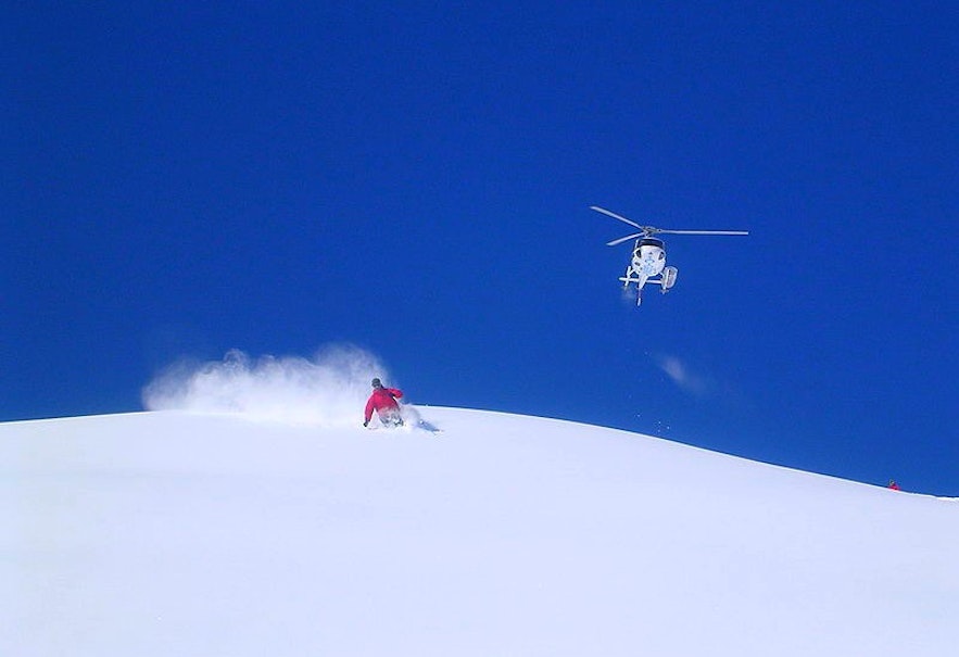 直升机滑雪是一种全新刺激的滑雪玩法
