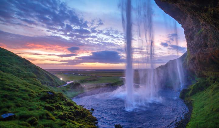 Вид из-за водопада Сельяландсфосс на южном побережье Исландии.