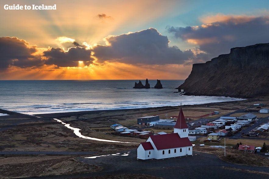 아이슬란드 해안 마을 비크의 호텔과 호스텔은 주변 경관이 너무나도 아름다워 예약이 빨리 차버립니다. 예약을 하려면 미리 서두르세요.
