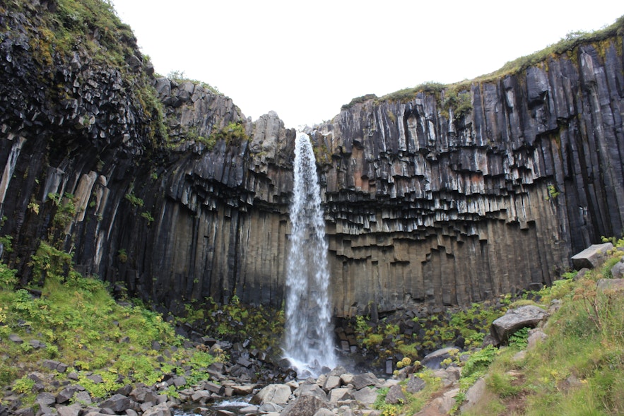 La cascade Svartifoss n'est qu'un endroit incroyable accessible aux personnes séjournant à Skaftafell ou à proximité.