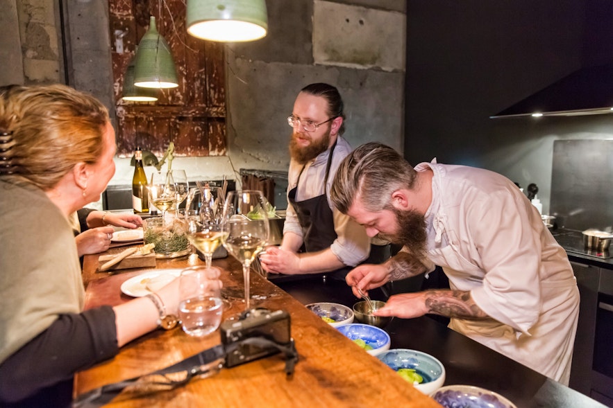 Kokke, der arbejder på restaurant Dill med Michelin-stjerne i Reykjavík