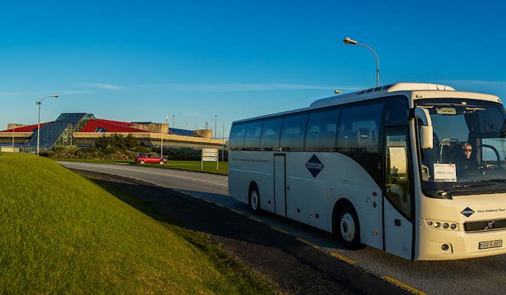 Dojazd z Keflavíku do Reykjaviku nie mógłby być łatwiejszy dzięki regularnie kursującym autobusom.