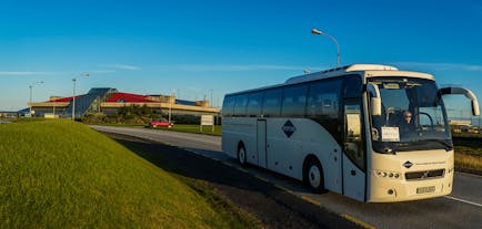 Dojazd z Keflavíku do Reykjaviku nie mógłby być łatwiejszy dzięki regularnie kursującym autobusom.