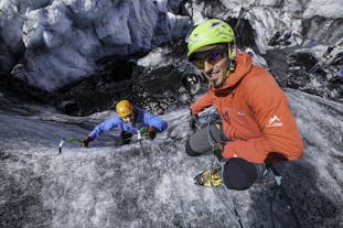 氷河専門ガイドが同行するなら氷河ハイキングもアイスクライミングも安全に楽しく挑戦することができる
