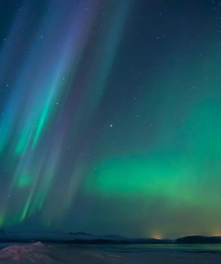 冰島極光在夜空中飛舞
