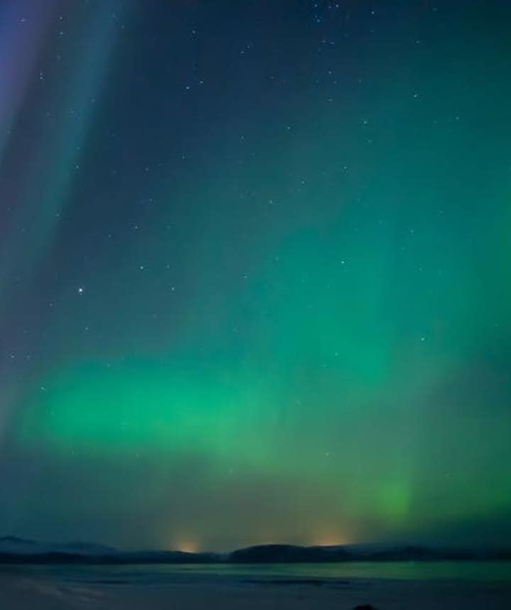 冰島極光在夜空中飛舞