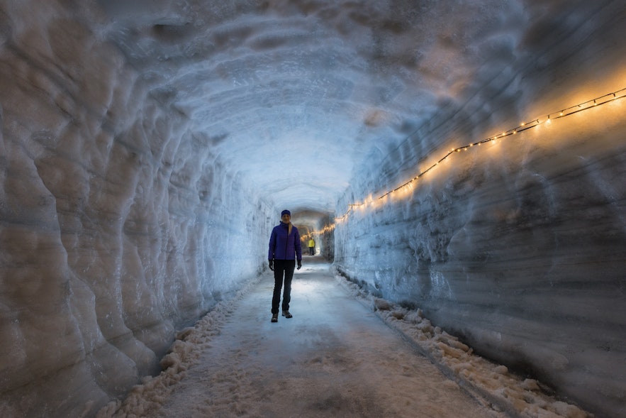 ラングヨークトル氷河のアイストンネル