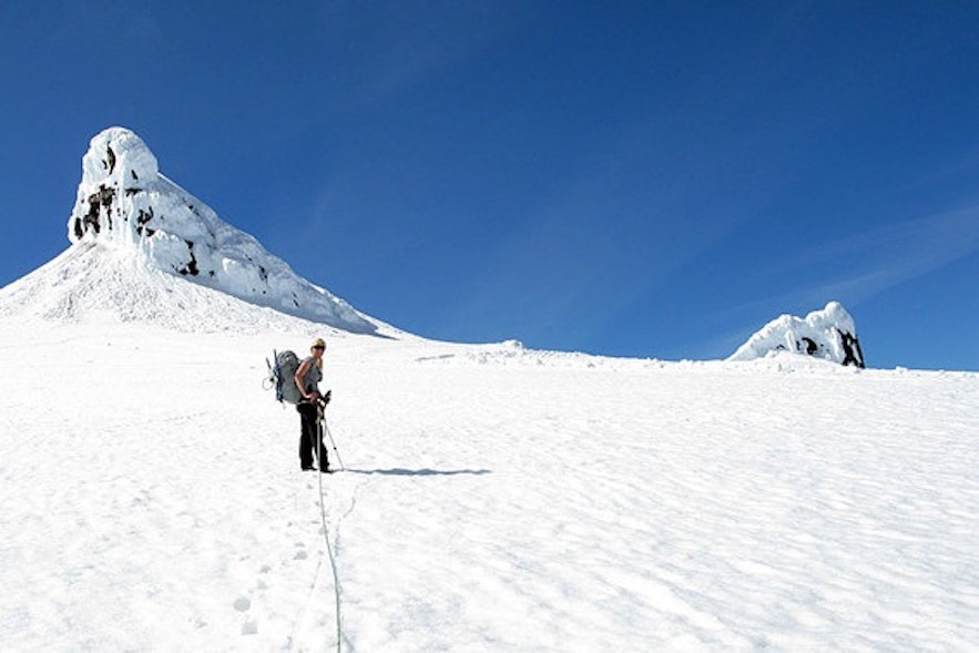 Wanderungen auf den Snæfellsjökull bringen dich zu den „Twin Peaks“ – unter einem dieser Gipfel führt eine Höhle angeblich zum Mittelpunkt der Erde