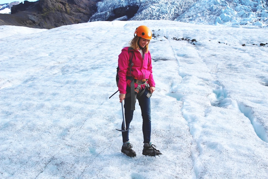 Eine voll ausgerüstete Gletscher-Wanderin genießt das Eis, solange es noch da ist