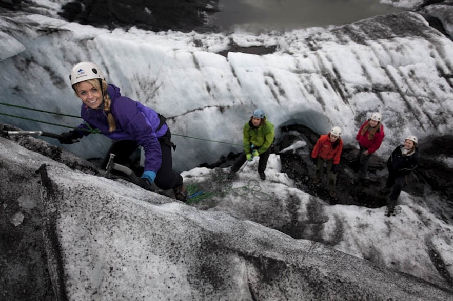Les crampons aident grandement à tenir à la glace notamment lors d'escalade sur glace