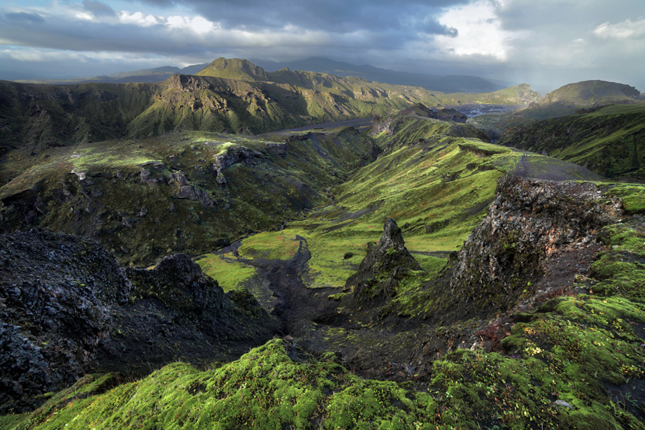 索斯莫克山谷位于冰岛南部，Krossá冰川河横穿其间。