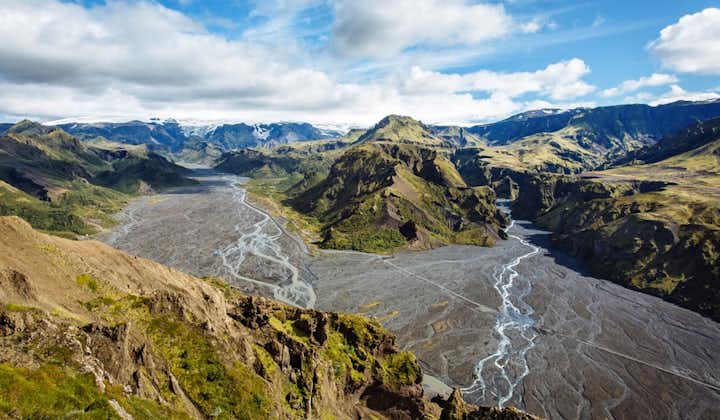 アイスランド南部のソゥルスモルク渓谷で素晴らしい景色が見渡せる