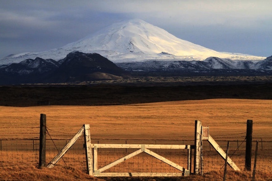 헤클라 화산이 보이는 고요한 아이슬란드 풍경