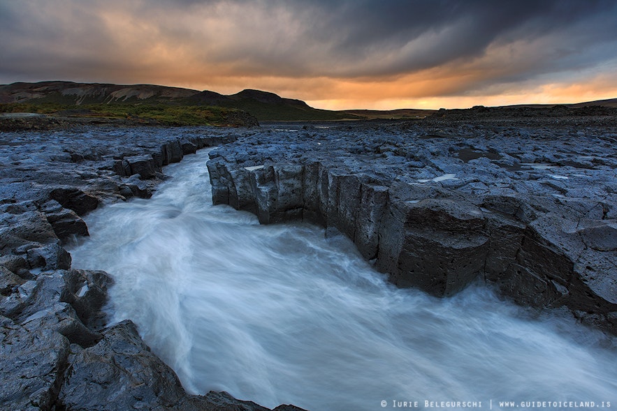 Uno de los ríos de Islandia atraviesa un valle de lava negra.