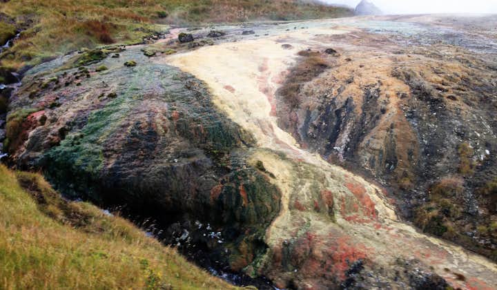 冰岛Reykjadalur温泉山谷地底的地热活动为山谷的土地染上了七彩斑斓的颜色