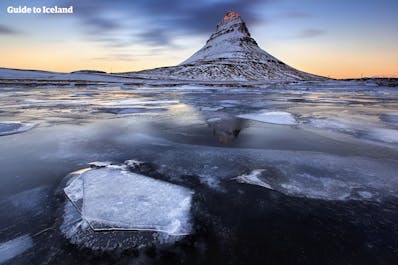 Dank ihrer vielseitigen Landschaft und zahlreichen Besonderheiten mit spektakulären Bergen wie Kirkjufell, der hier im Winter abgebildet ist, wird die Halbinsel Snæfellsnes auch als 'Island im Miniaturformat' bezeichnet.