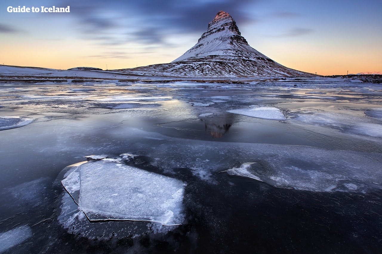 Het schiereiland Snæfellsnes, bijgenaamd 'IJsland in het klein', heeft heel verschillende landschappen en bezienswaardigheden. Bijvoorbeeld spectaculaire bergen zoals Kirkjufell, hier afgebeeld midden in de winter.