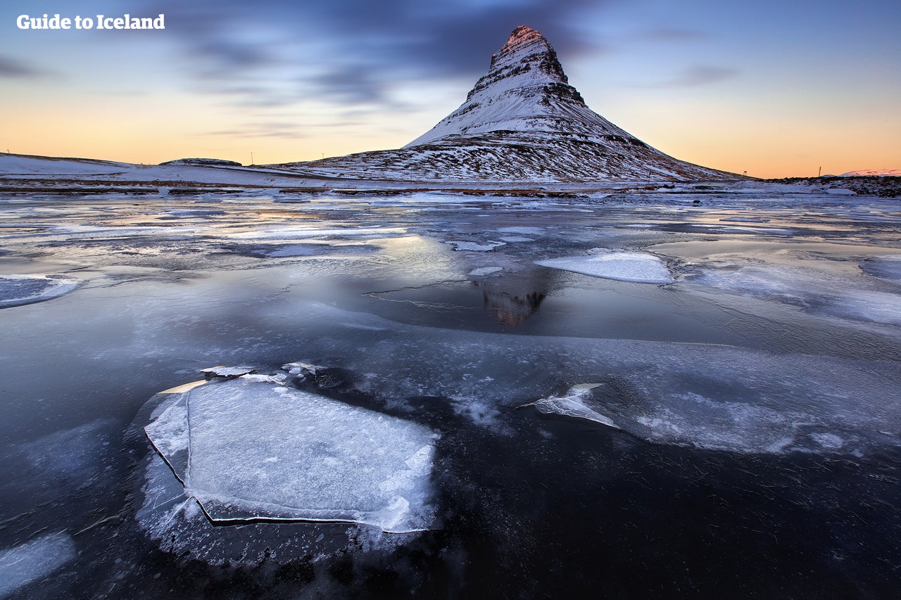 Soprannominata "l'Islanda in miniatura", la penisola di Snæfellsnes offre diversi paesaggi ed elementi, incluse favolose montagne come Kirkjufell, qui immortalato in inverno.
