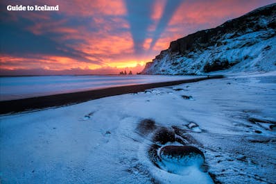 Niedaleko wioski Vík Í Mýdral znajduje się czarna piaszczysta plaża Reynisfjara, która wychodzi na potężną górę Reynisfjall i bazaltowe kolumny Reynisdrangar.