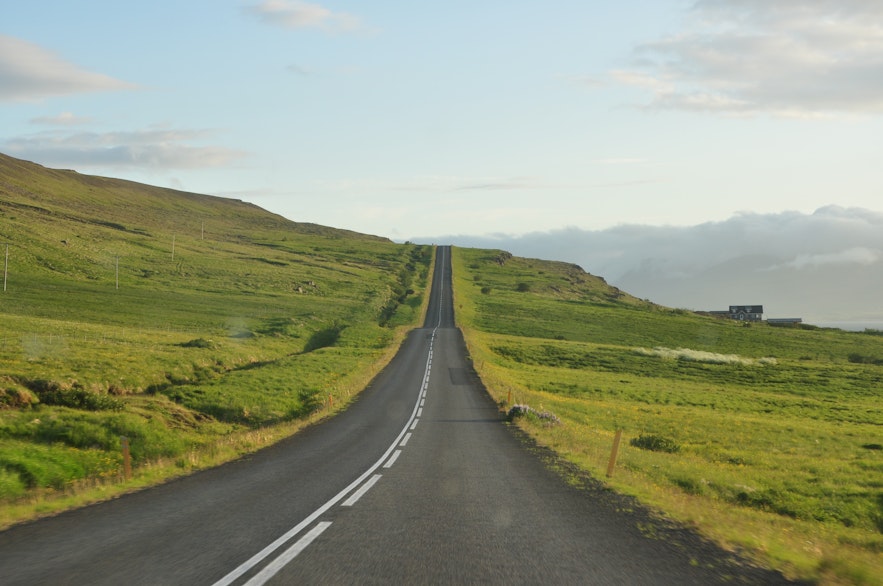 Eine Straße in Island im Sommer