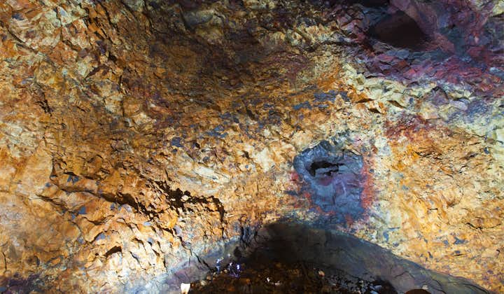 进入瑟利赫努卡吉格尔火山内部的岩浆房，感受四千余年地质运动塑造的独特胜景。