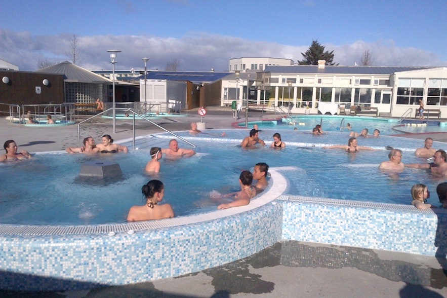 Relaks w jednym z basenów w Reykjaviku.