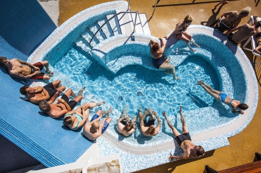 冰岛人都喜欢泡的温泉泳池