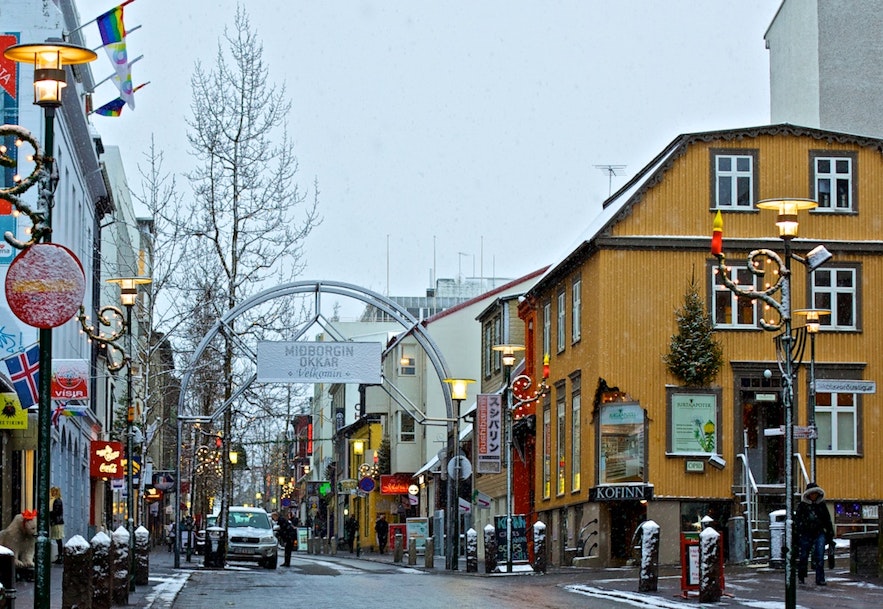 Handlegaten Laugavegur i Reykjavík. Bilde fra Wikimedia Commons.